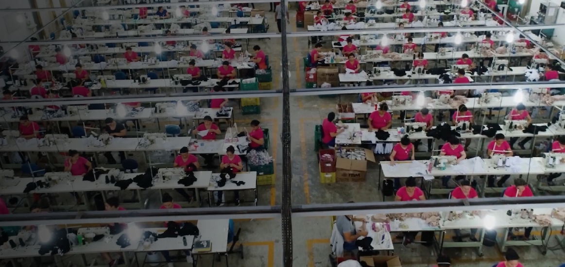 Trabalhadores em indústria do Polo de Moda Íntima de Nova Friburgo