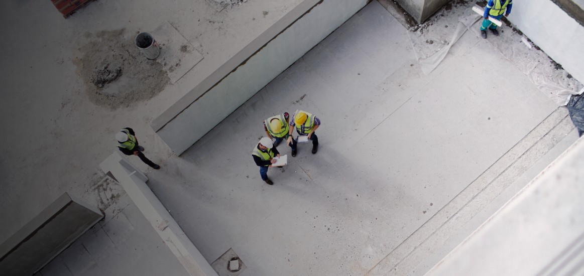 Trabalhadores no canteiro de obras