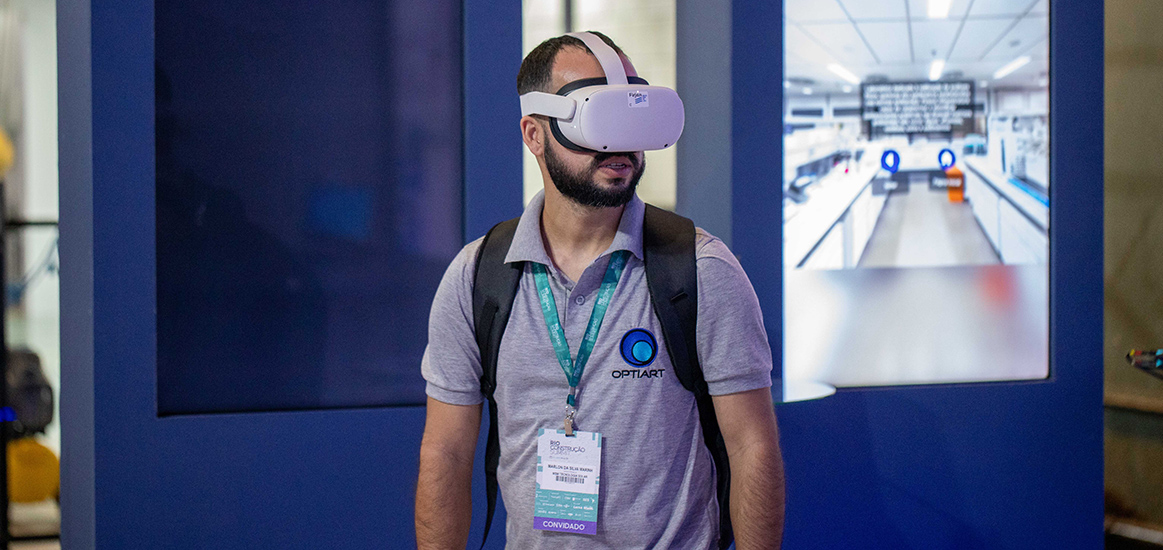 Jovem adulto experimenta óculos de Realidade Aumentada que abrange boa parte de seu rosto