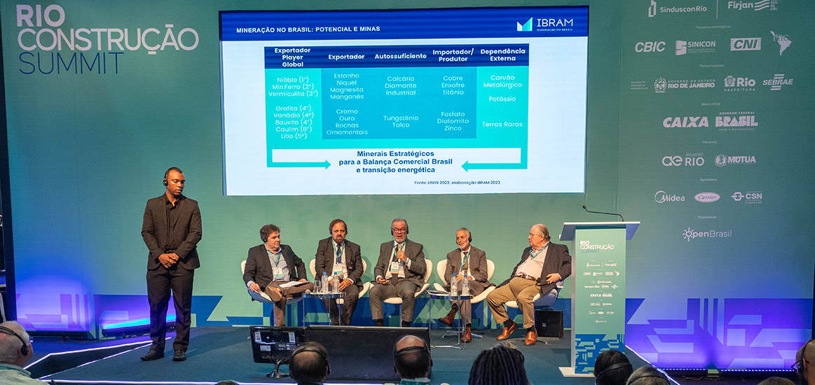 Especialistas e representantes de entidades debatem sobre os desafios da mineração na construção civil durante o evento