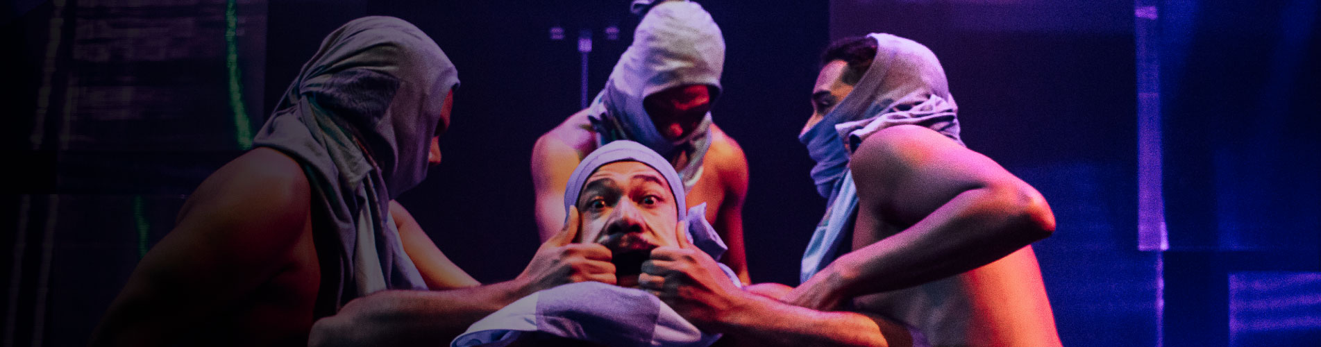 Atores em cena na peça O avesso da pele (Foto: Helbert Rodrigues)