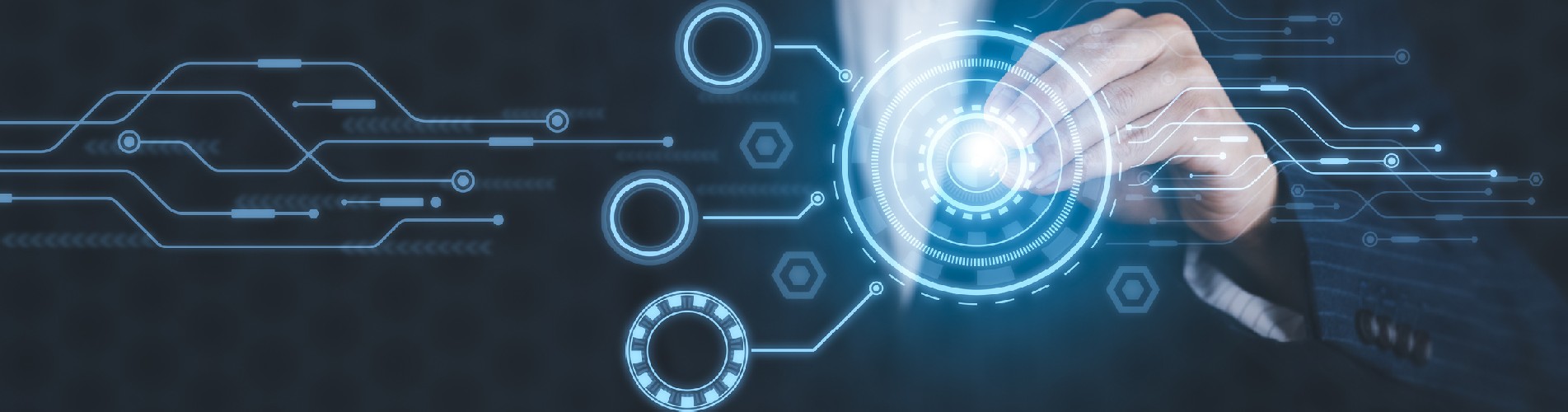 empresário aponta para uma tela panorâmica virtual