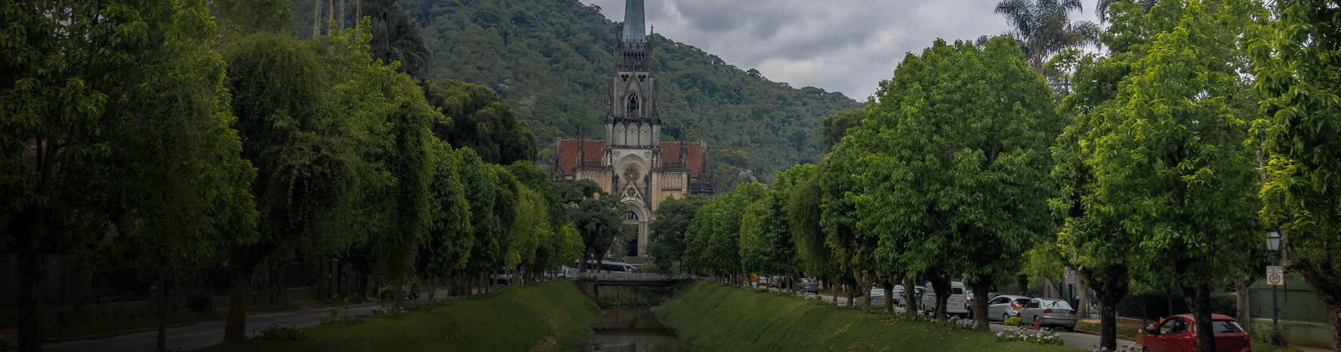 Imagens do Centro Histórico de Petrópolis, com a Catedral de São Pedro de Alcântara ao fundo e o Rio Quitandinha, na Avenida Koeler