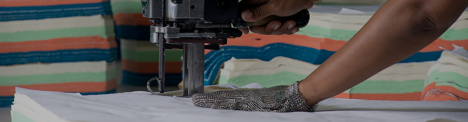 Foto ilustrativa de uma linha de produção de uma indústria têxtil fluminense