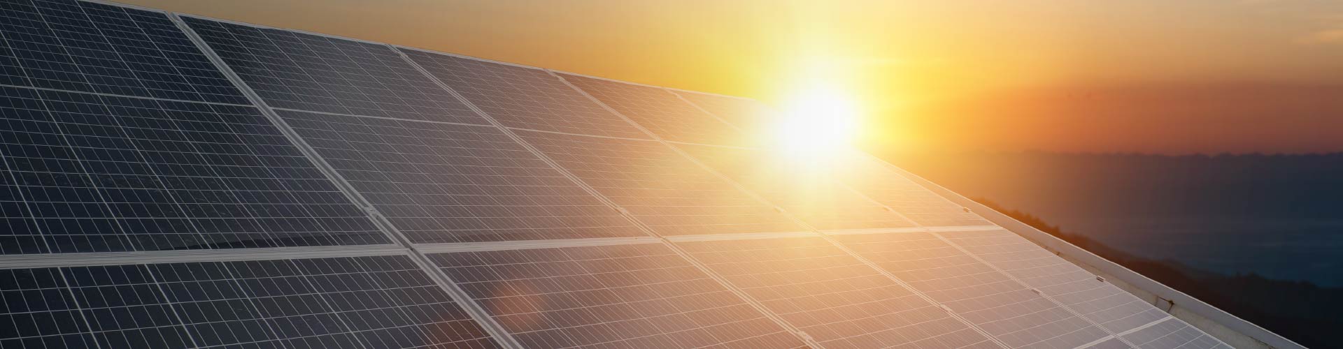 placa solar com o reflexo do sol atrás