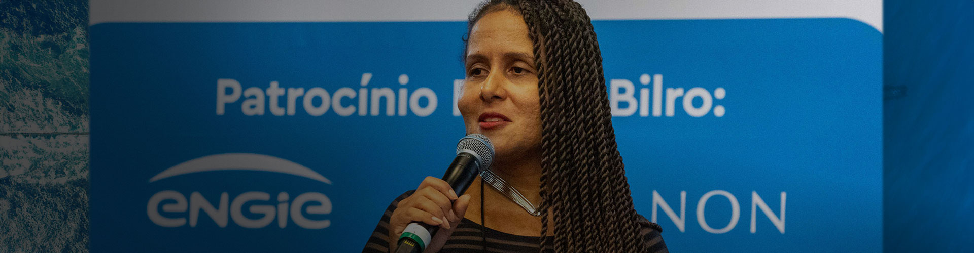Janaina Gama ao microfone, no primeiro encontro de engajamento do W20