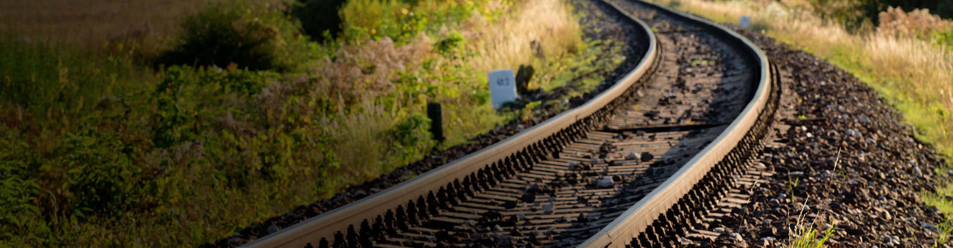 Trilho de ferrovia, indicando caminho