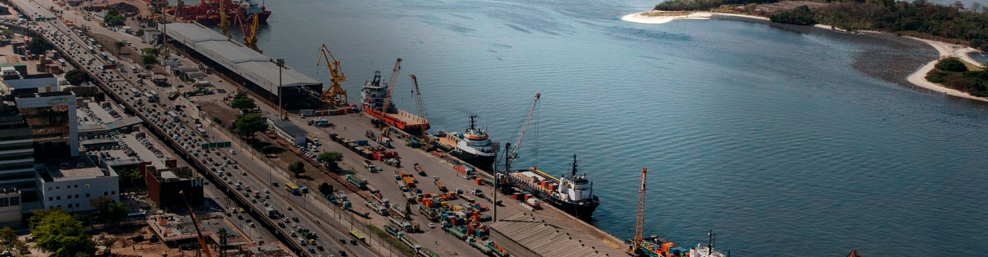 movimentação portuária, navios atracados no porto
