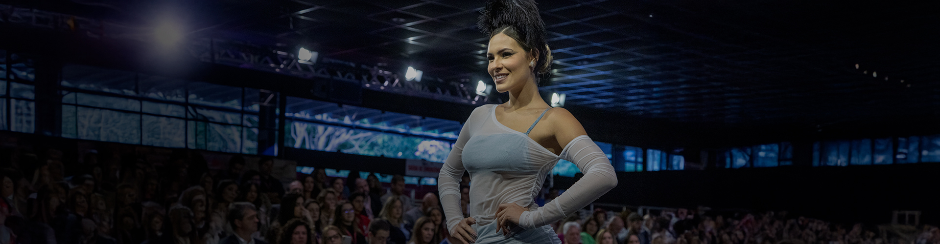 Modelo desfila na Fevest em Friburgo