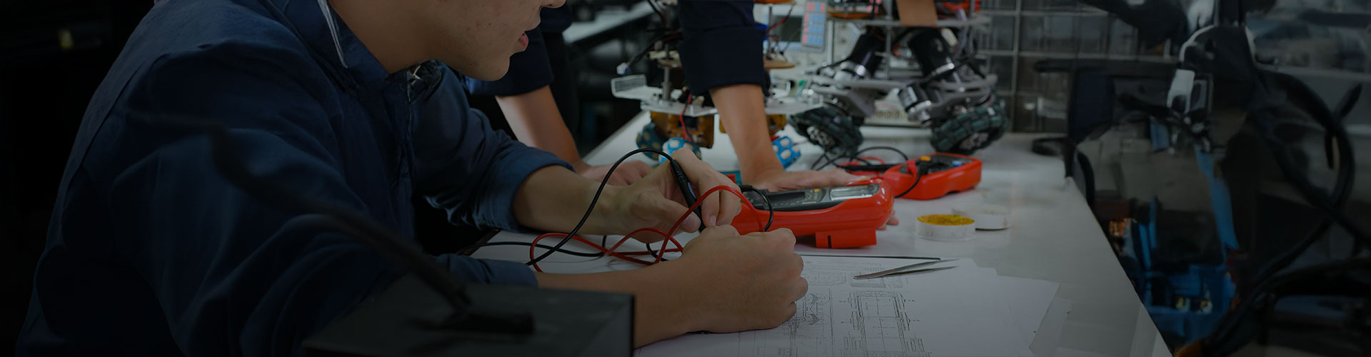 Jovens aprendizes na indústria