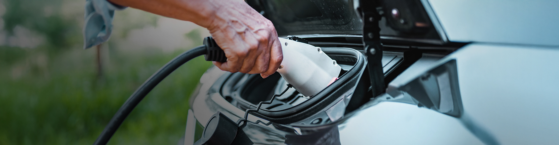 carro elétrico sendo abastecido