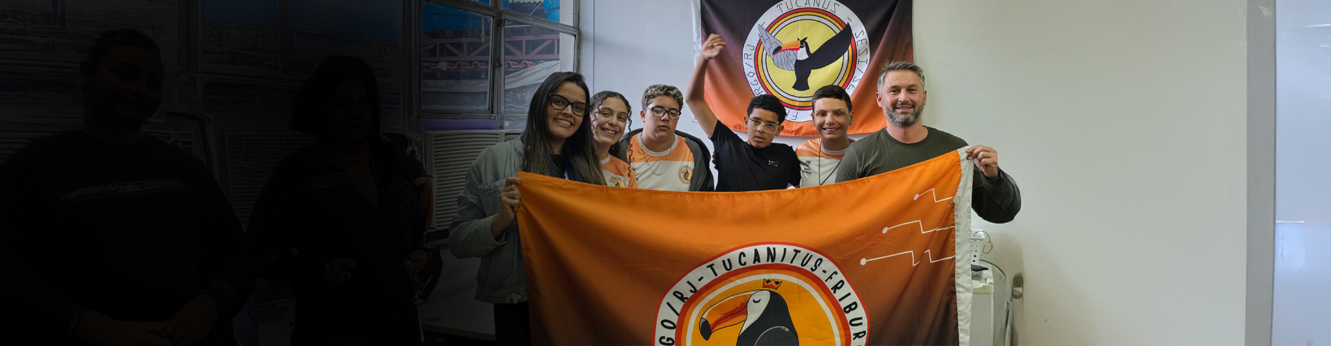 Equipe de robótica da Firjan SESI e escola municipal