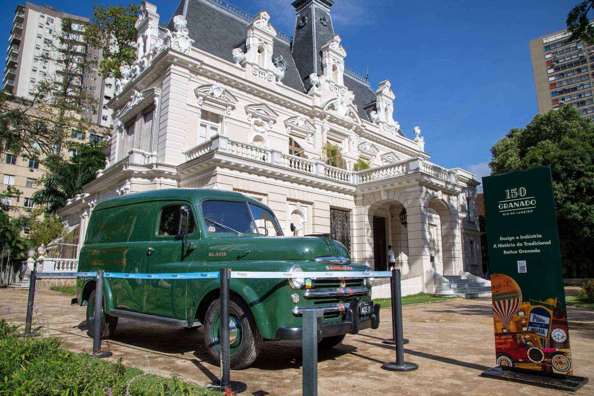 Carro antigo da fábrica Granado em frente à Casa Firjan