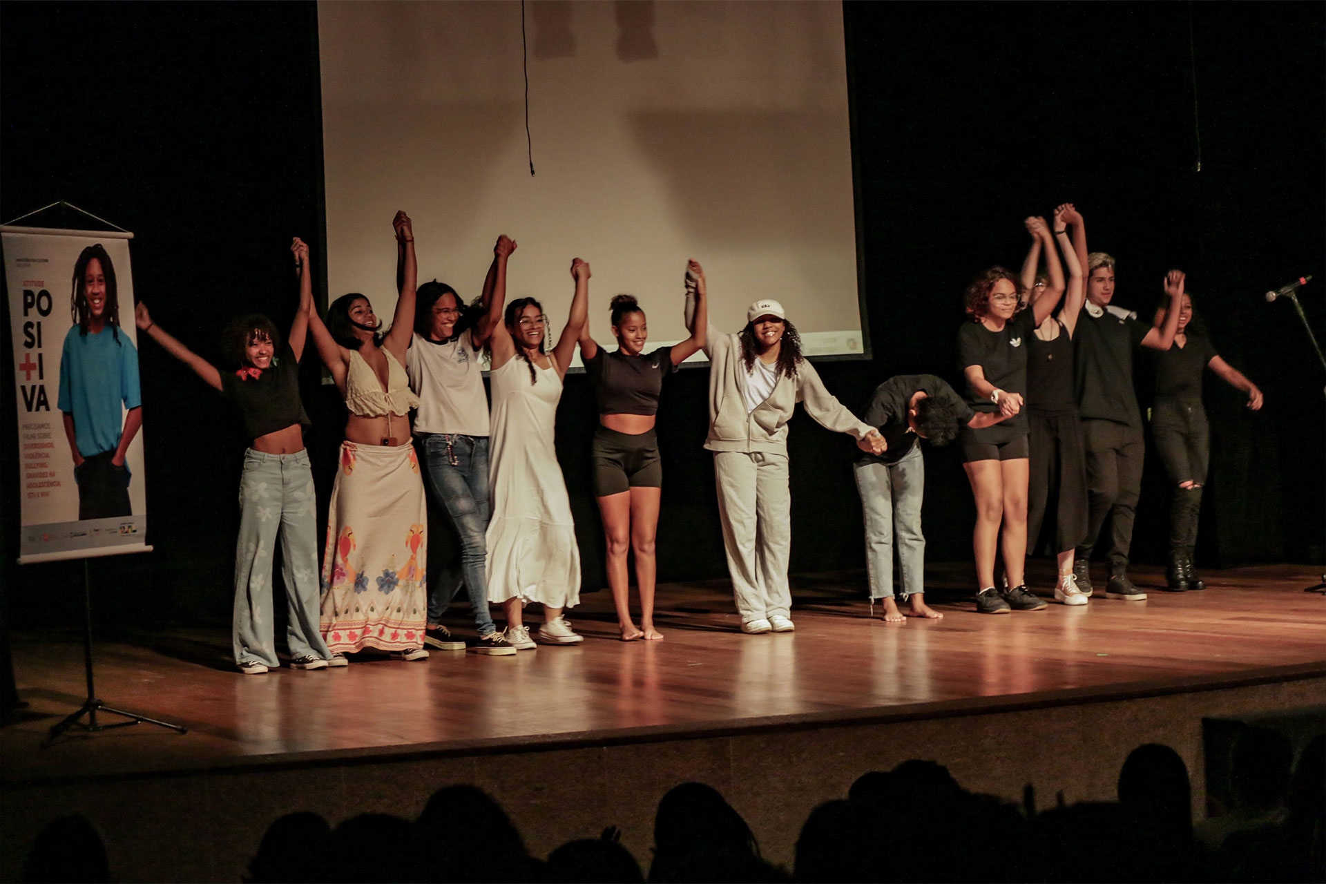 jovens em palco após apresentação