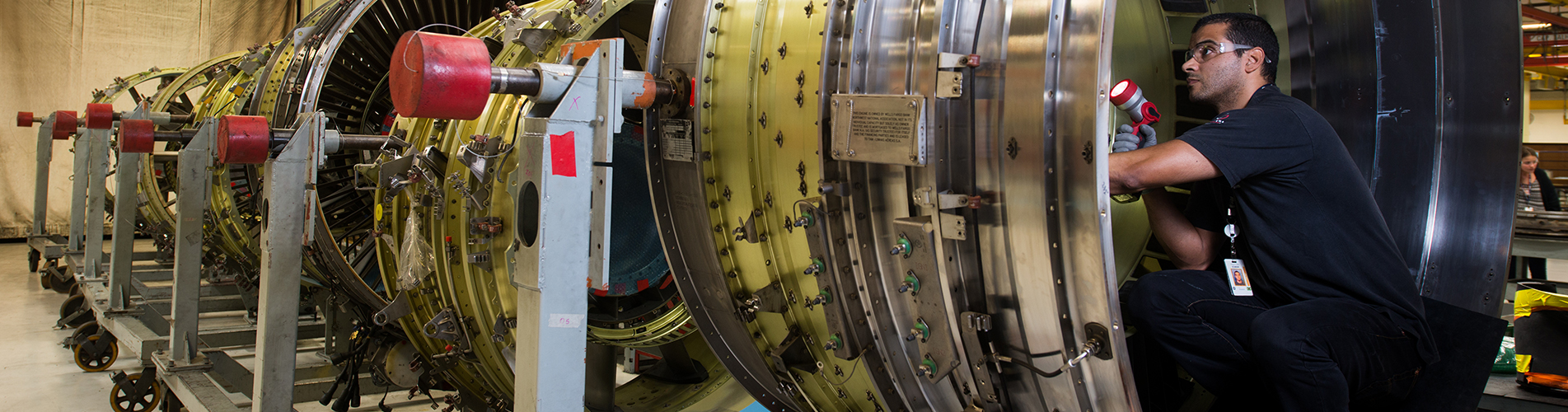 Imagem da manutenção de peças de avião na GE Celma