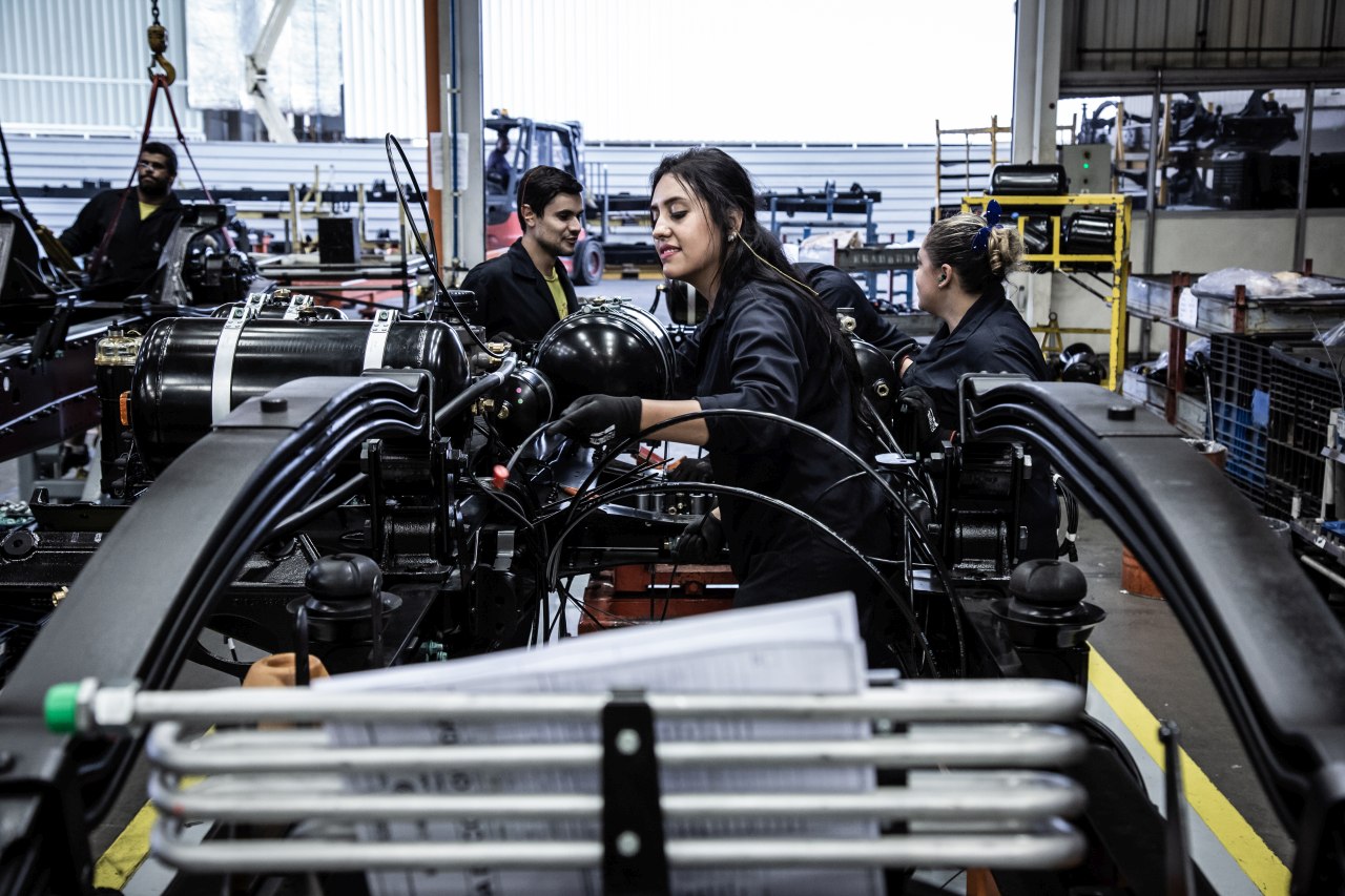 Trabalhadores na linha de montagem da VW Caminhões e Ônibus, Cluster Automotivo Fluminense 