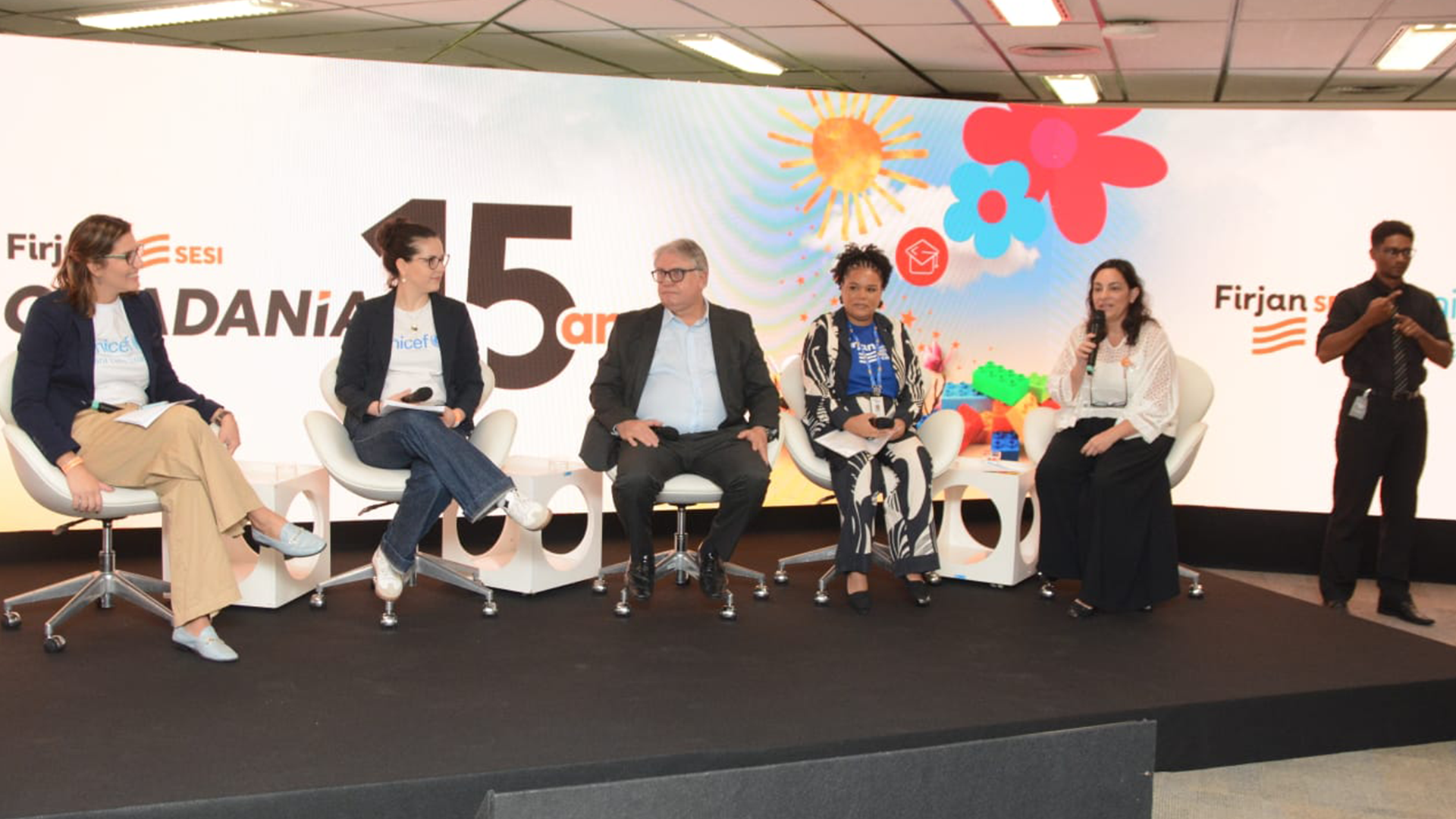 Flávia em mesa de debates