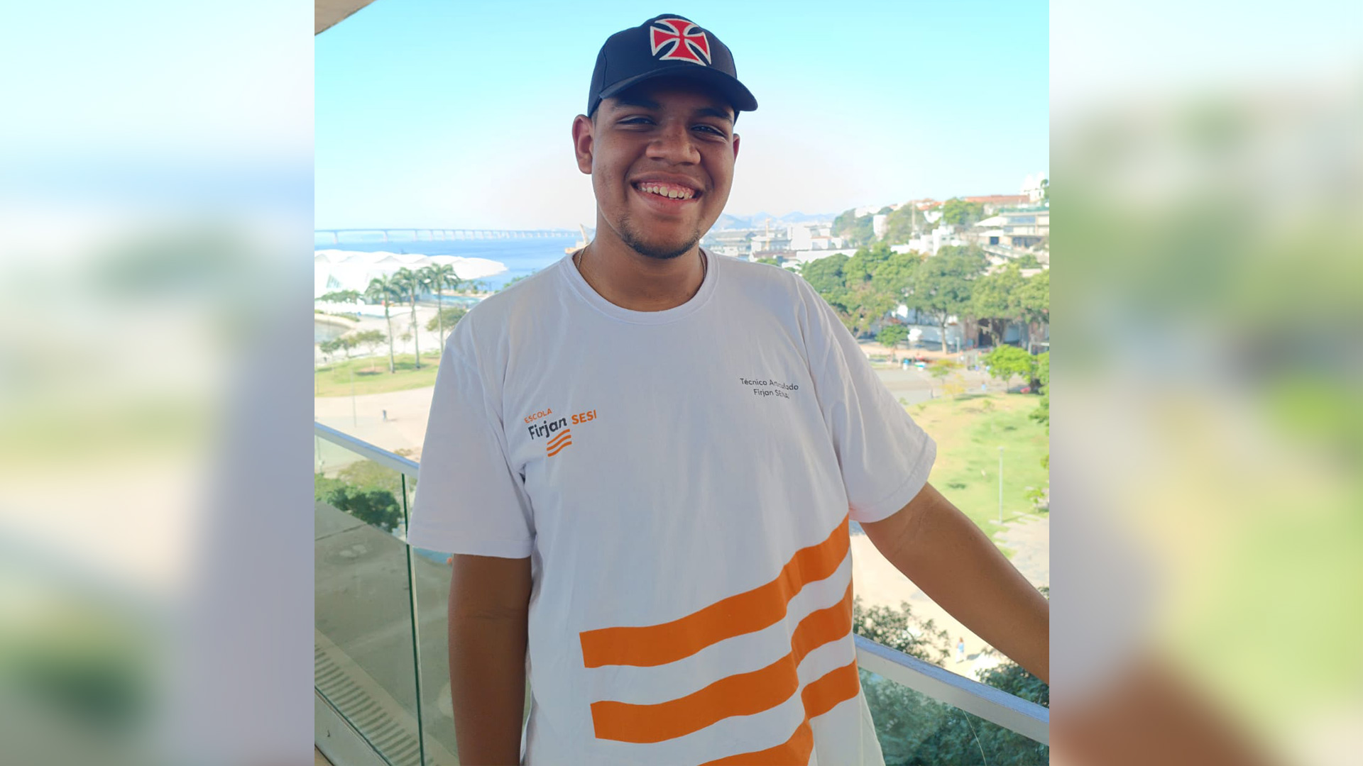 Aluno feliz com camisa da Firjan SENAI