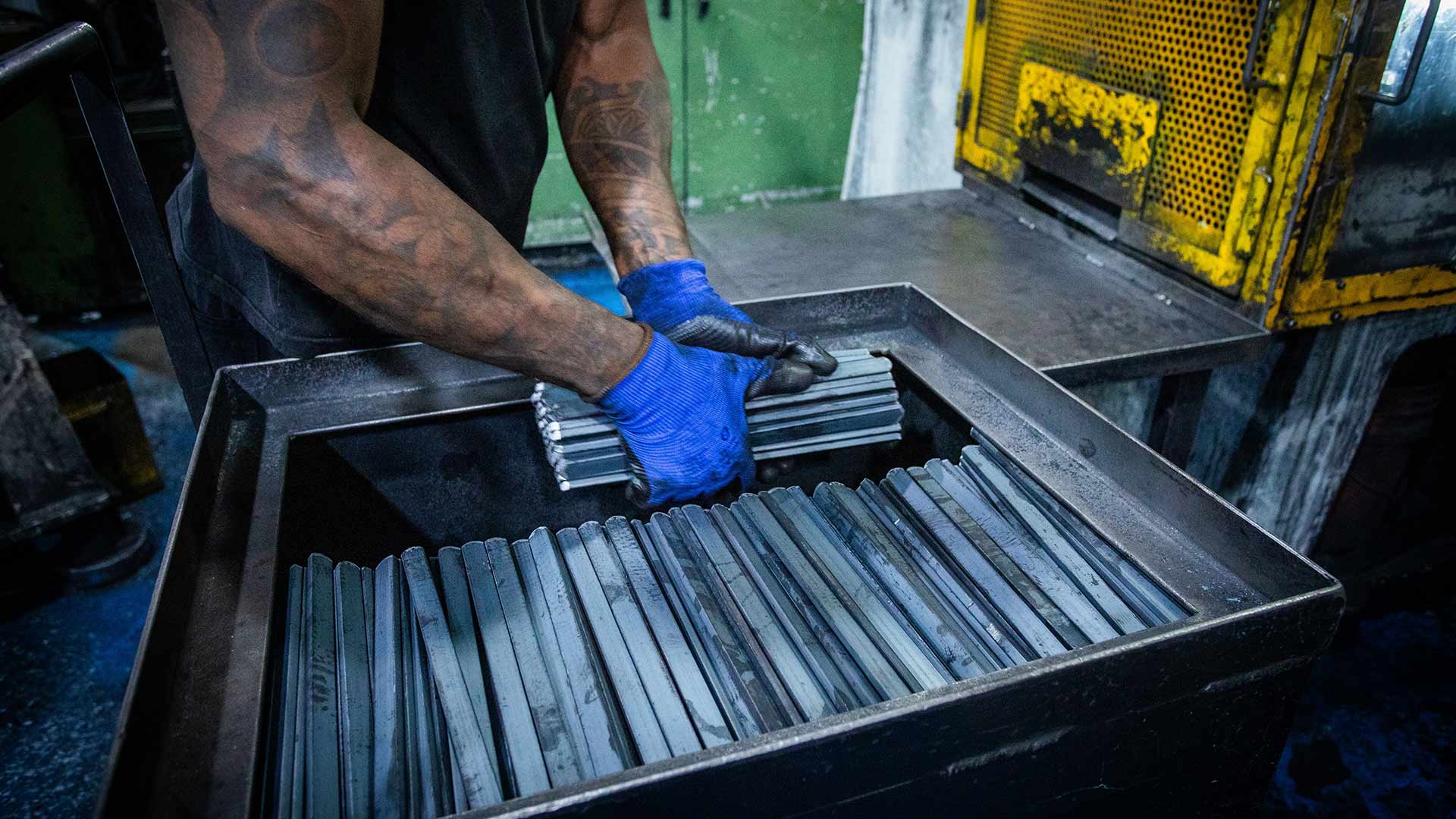 Homem juntando peças