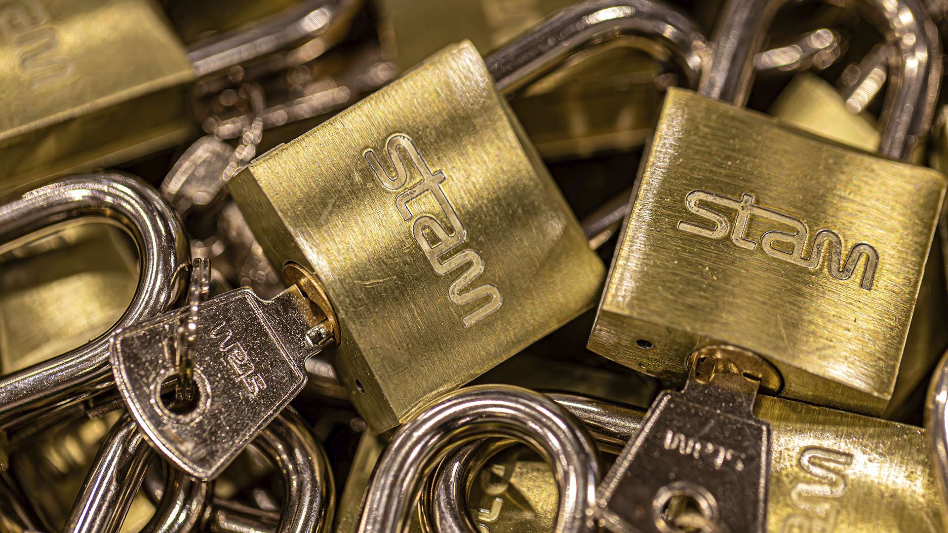 Muitos cadeados com chaves