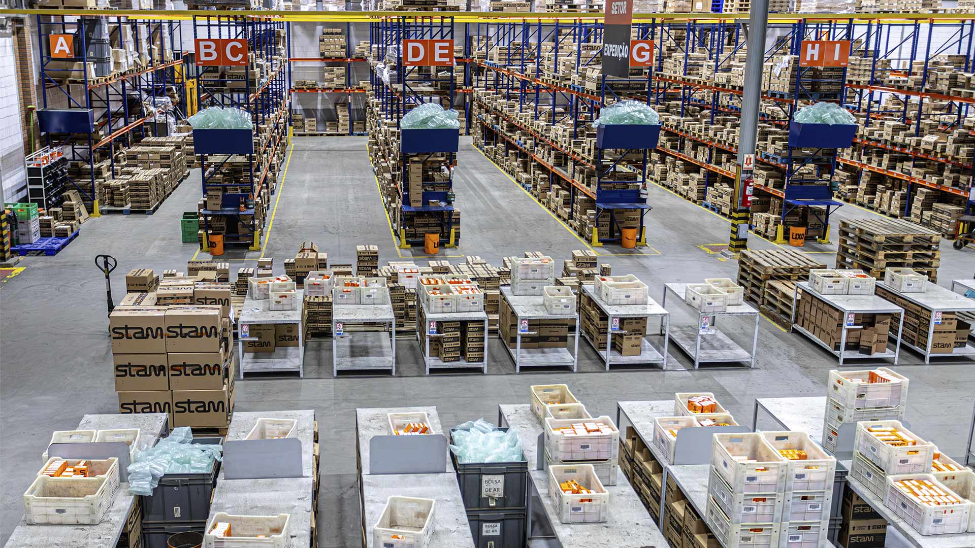 Depósito com estoque dos produtos