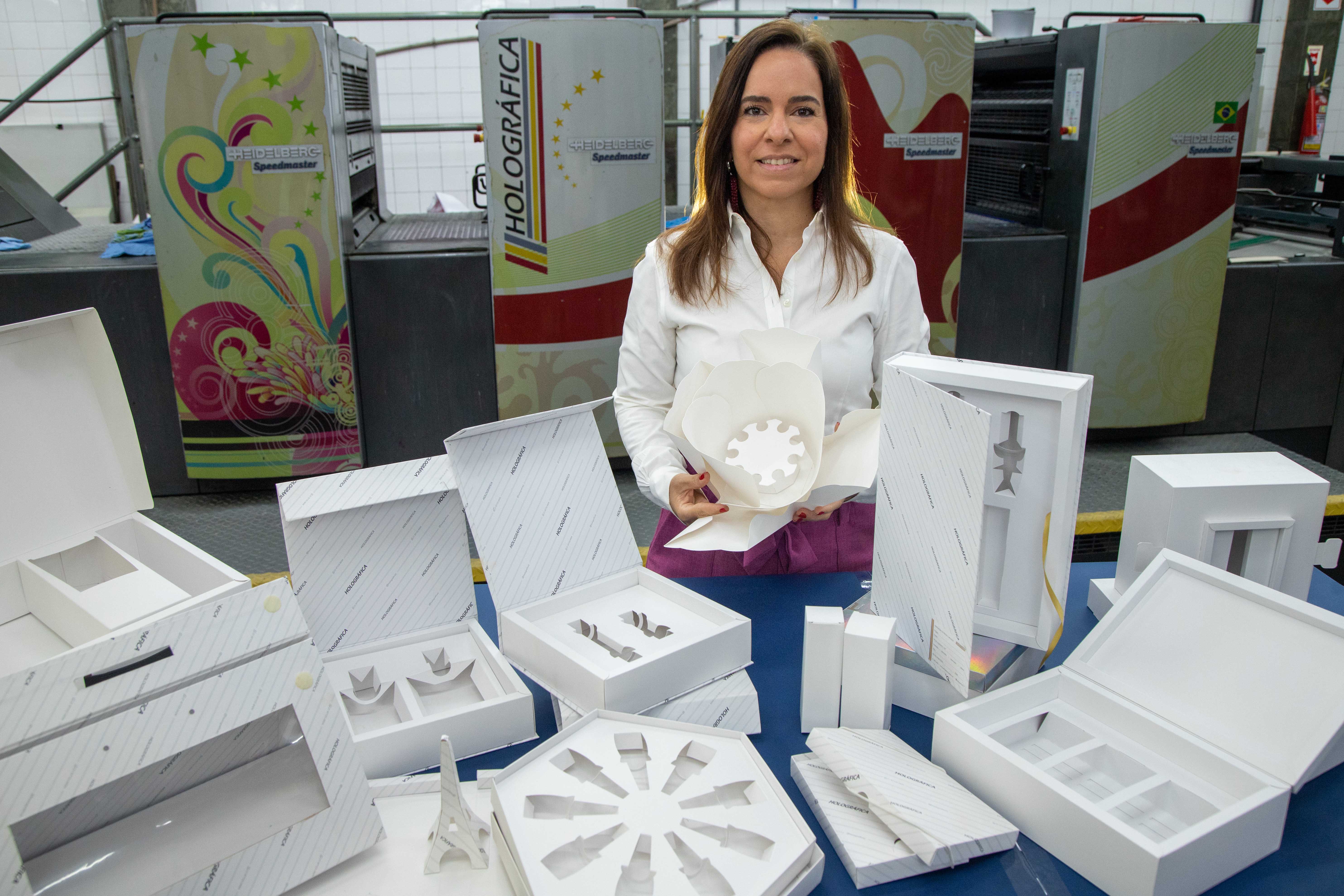 Renata em sua gráfica com produtos